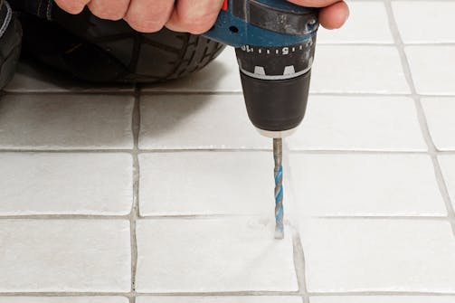 Fres ut fugene rundt en ødelagt flis med multikutter: Skal du skifte en ødelagt flis, er en multikutter opplagt. Fres ut fugene rundt en ødelagt flis med multikutter: Skal du skifte en ødelagt flis, er en multikutter opplagt.